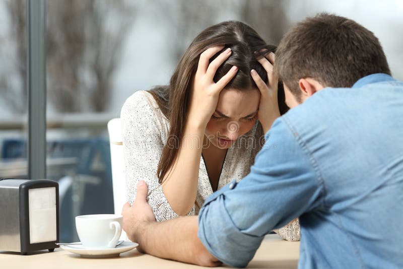 Άτομο που ανακουφίζει ένα λυπημένο καταθλιπτικό κορίτσι στοκ εικόνες