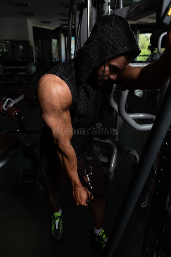 Άτομο που ασκεί Triceps στη γυμναστική στοκ εικόνα με δικαίωμα ελεύθερης χρήσης Άτομο που ασκεί Triceps στη γυμναστική στοκ εικόνα με δικαίωμα ελεύθερης χρήσης