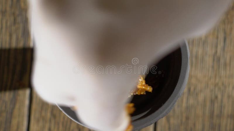 Άτομο που βάζει τον κίτρινο καπνό στο κύπελλο shisha hookah