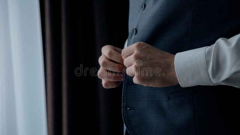 Άτομο που η formalwear φανέλλα που πηγαίνει να εργαστεί φιλμ μικρού μήκους Άτομο που η formalwear φανέλλα που πηγαίνει να εργαστεί φιλμ μικρού μήκους