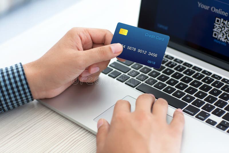 Άτομο που κάνει on-line να ψωνίσει με την πιστωτική κάρτα στο lap-top στοκ φωτογραφία με δικαίωμα ελεύθερης χρήσης Άτομο που κάνει on-line να ψωνίσει με την πιστωτική κάρτα στο lap-top στοκ φωτογραφία με δικαίωμα ελεύθερης χρήσης