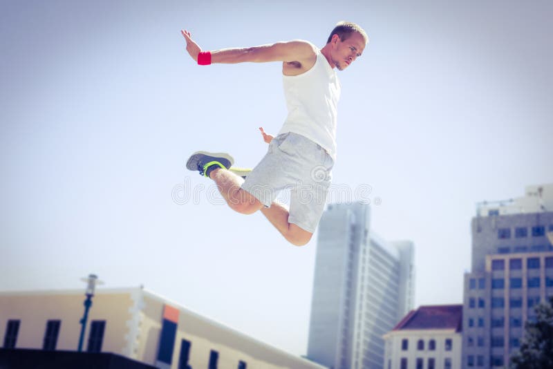 Άτομο που κάνει parkour στην πόλη στοκ εικόνα με δικαίωμα ελεύθερης χρήσης