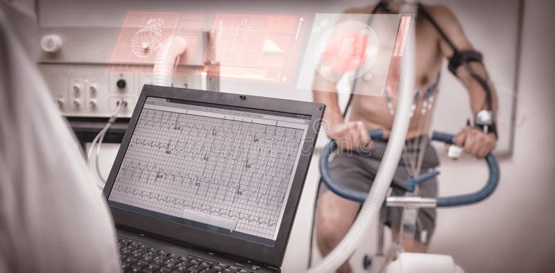 Άτομο που κάνει τη δοκιμή ικανότητας στο ποδήλατο άσκησης στοκ φωτογραφία