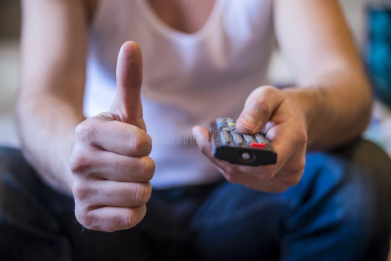 Άτομο που κρατά έναν τηλεχειρισμό καλωδίων TV, προσέχοντας τη TV Τρόπος ζωής, ψυχαγωγία, νέοι μόδα, σχέδιο και εσωτερική έννοια στοκ φωτογραφία Άτομο που κρατά έναν τηλεχειρισμό καλωδίων TV, προσέχοντας τη TV Τρόπος ζωής, ψυχαγωγία, νέοι μόδα, σχέδιο και εσωτερική έννοια στοκ φωτογραφία