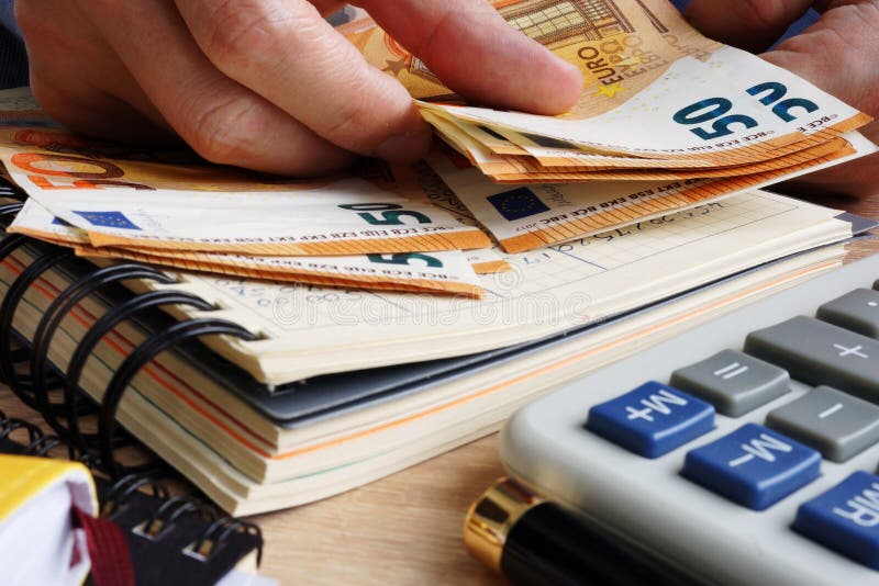Άτομο που μετρά τα ευρο- τραπεζογραμμάτια Γραφείο με τον υπολογιστή, το καθολικό και τα ευρώ στοκ φωτογραφίες με δικαίωμα ελεύθερης χρήσης Άτομο που μετρά τα ευρο- τραπεζογραμμάτια Γραφείο με τον υπολογιστή, το καθολικό και τα ευρώ στοκ φωτογραφίες με δικαίωμα ελεύθερης χρήσης