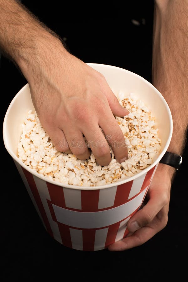 άτομο που παίρνει popcorn από τον κάδο στοκ φωτογραφίες με δικαίωμα ελεύθερης χρήσης άτομο που παίρνει popcorn από τον κάδο στοκ φωτογραφίες με δικαίωμα ελεύθερης χρήσης