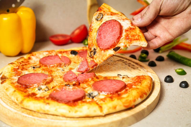 άτομο που παίρνει ένα κομμάτι πίτσα pepperoni σε ένα πάρτι στοκ φωτογραφία με δικαίωμα ελεύθερης χρήσης