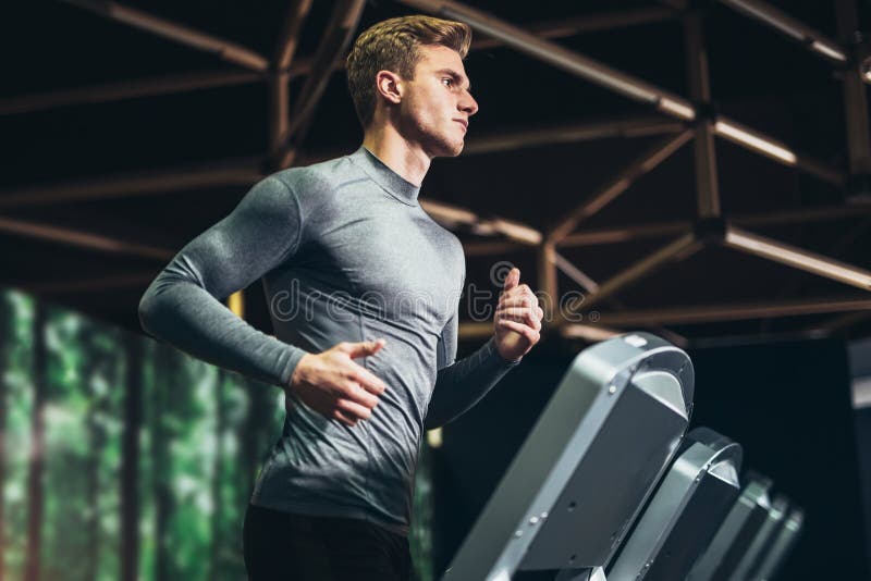 Άτομο που τρέχει σε μια γυμναστική treadmill στοκ φωτογραφία με δικαίωμα ελεύθερης χρήσης