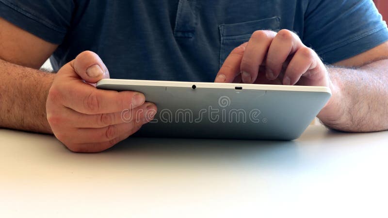Άτομο που χρησιμοποιεί συσκευή tablet σε περιστασιακό περιβάλλον. στοκ εικόνες