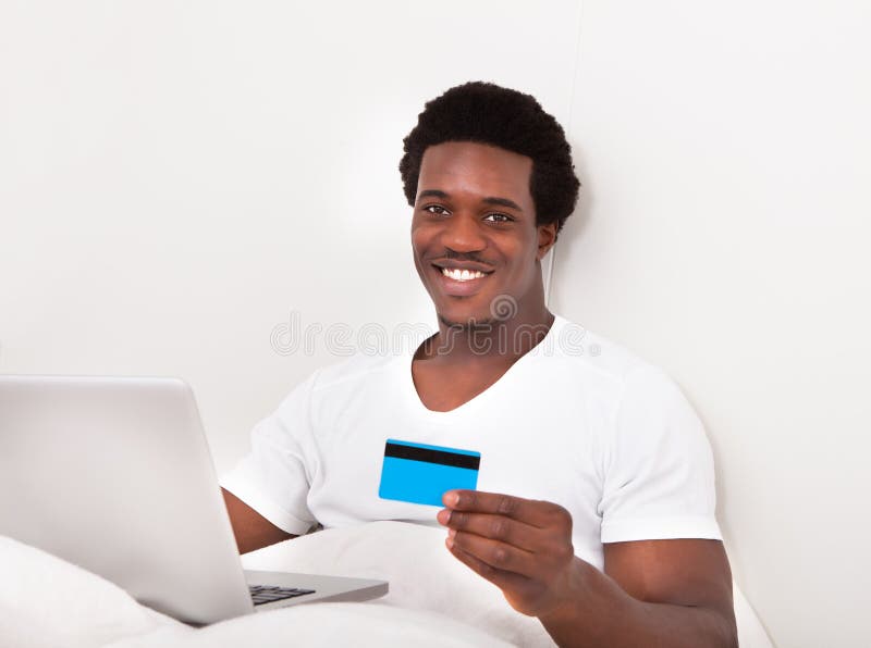 Άτομο που χρησιμοποιεί το lap-top για on-line να ψωνίσει στοκ εικόνα με δικαίωμα ελεύθερης χρήσης Άτομο που χρησιμοποιεί το lap-top για on-line να ψωνίσει στοκ εικόνα με δικαίωμα ελεύθερης χρήσης