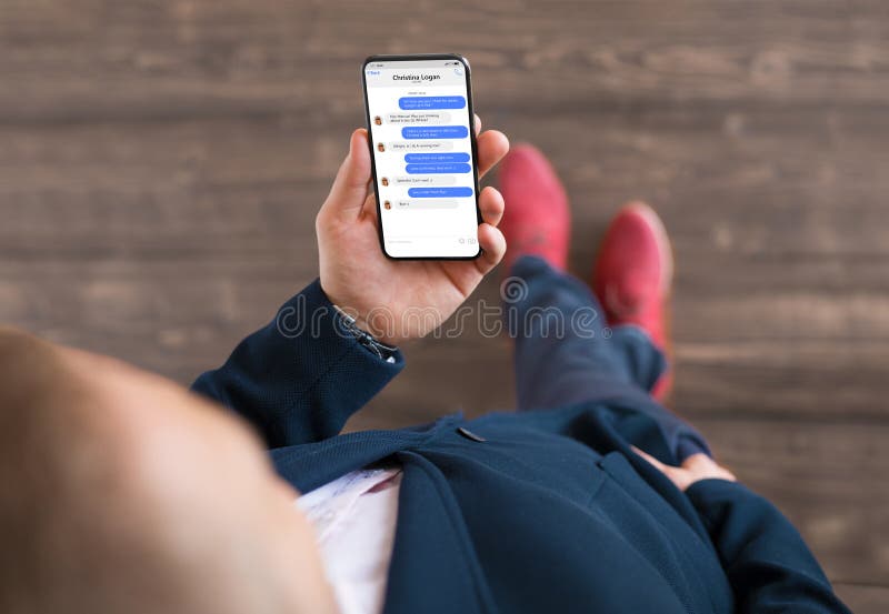 Άτομο που χρησιμοποιεί το μήνυμα app στο τηλέφωνο στοκ φωτογραφία με δικαίωμα ελεύθερης χρήσης Άτομο που χρησιμοποιεί το μήνυμα app στο τηλέφωνο στοκ φωτογραφία με δικαίωμα ελεύθερης χρήσης
