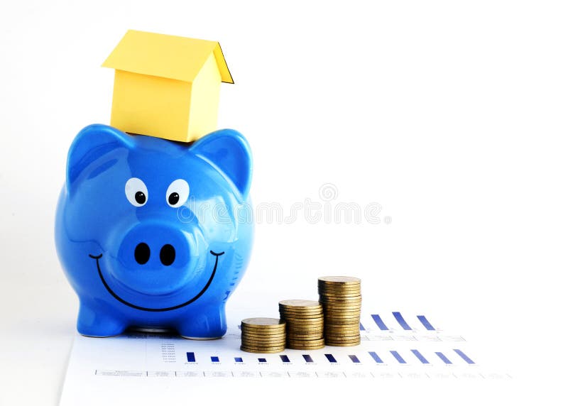 Έγγραφο τραπεζών και σπιτιών Piggy και σωρός νομισμάτων για τα στεγαστικά δάνεια concep στοκ φωτογραφίες με δικαίωμα ελεύθερης χρήσης