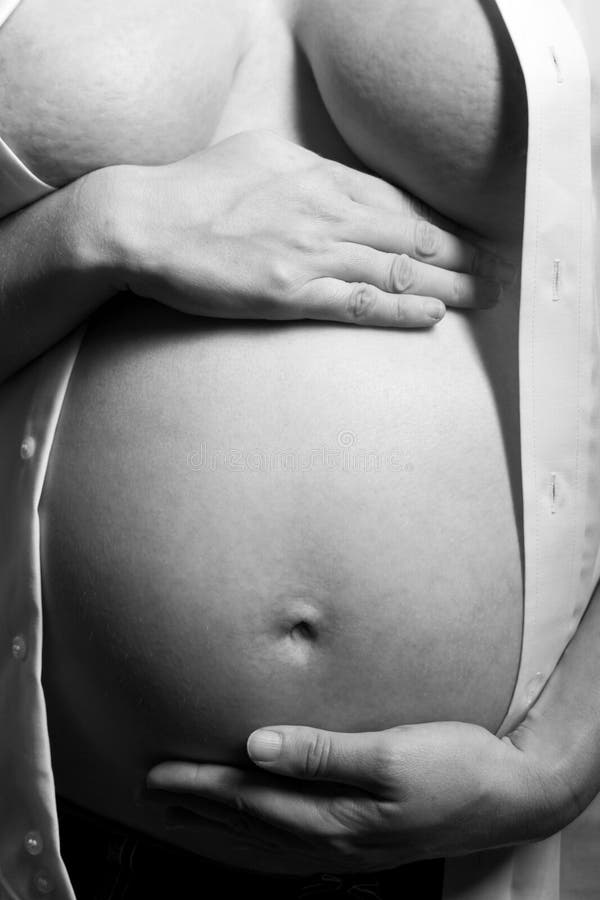 Έγκυος tummy μιας αγαπώντας αναμένουσας μητέρας στοκ φωτογραφίες με δικαίωμα ελεύθερης χρήσης