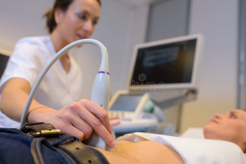 Έγκυος γυναίκα που εξετάζεται νέα από το γιατρό στον έλεγχο υπερήχου στοκ εικόνα με δικαίωμα ελεύθερης χρήσης Έγκυος γυναίκα που εξετάζεται νέα από το γιατρό στον έλεγχο υπερήχου στοκ εικόνα με δικαίωμα ελεύθερης χρήσης