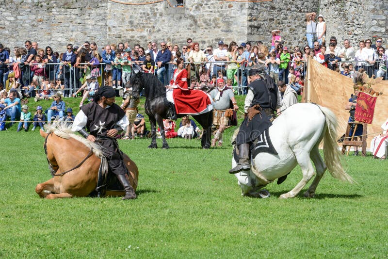 Έκθεση των μεσαιωνικών ιπποτών στο κάστρο Castelgrande σε Bellinz στοκ εικόνες Έκθεση των μεσαιωνικών ιπποτών στο κάστρο Castelgrande σε Bellinz στοκ εικόνες