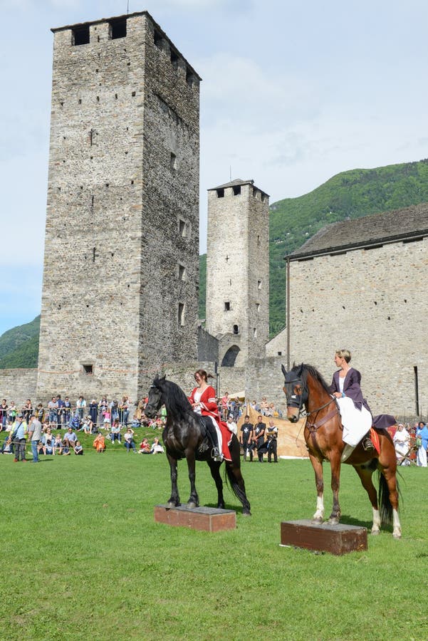 Έκθεση των μεσαιωνικών ιπποτών στο κάστρο Castelgrande σε Bellinz στοκ εικόνες Έκθεση των μεσαιωνικών ιπποτών στο κάστρο Castelgrande σε Bellinz στοκ εικόνες