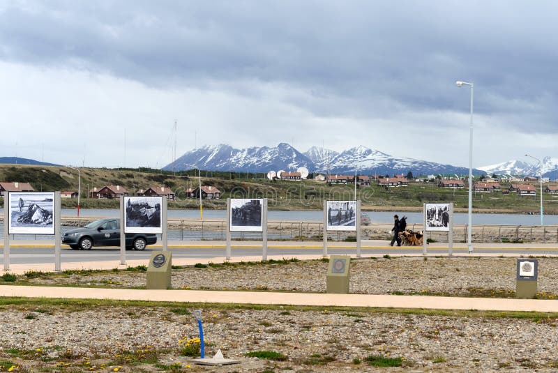Έκθεση φωτογραφιών για τον πόλεμο των Νησιών Φόλκλαντ στον τομέα των νησιών των Μαλβινών σε Ushuaia στοκ φωτογραφία με δικαίωμα ελεύθερης χρήσης Έκθεση φωτογραφιών για τον πόλεμο των Νησιών Φόλκλαντ στον τομέα των νησιών των Μαλβινών σε Ushuaia στοκ φωτογραφία με δικαίωμα ελεύθερης χρήσης