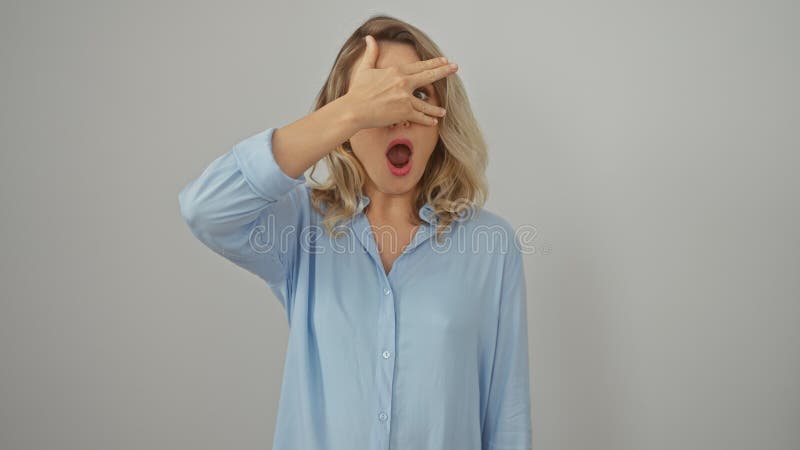 έκπληκτη ξανθιά γυναίκα με μπλε πουκάμισο που καλύπτει μάτια από λευκό φόντο στοκ φωτογραφίες με δικαίωμα ελεύθερης χρήσης