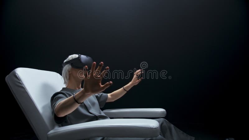 έκπληκτος αισθητήρας γάντια σε πολυθρόνα. μελλοντικός άνθρωπος συσκευής που παρακολουθεί ταινία 3color
