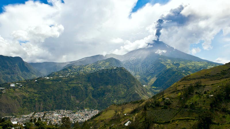 Έκρηξη ενός ηφαιστείου Tungurahua στον Ισημερινό στοκ φωτογραφίες Έκρηξη ενός ηφαιστείου Tungurahua στον Ισημερινό στοκ φωτογραφίες
