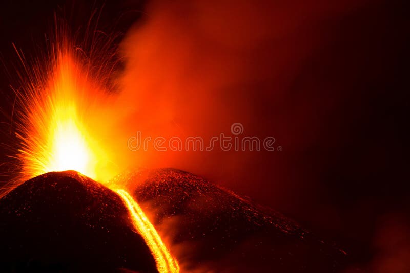 Έκρηξη στον ενεργό κρατήρα του Etna ηφαιστείου με την έκρηξη λάβας στοκ φωτογραφία με δικαίωμα ελεύθερης χρήσης Έκρηξη στον ενεργό κρατήρα του Etna ηφαιστείου με την έκρηξη λάβας στοκ φωτογραφία με δικαίωμα ελεύθερης χρήσης