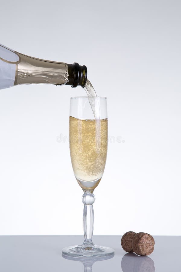Έκχυση CHAMPAGNE σε ένα κομψό γυαλί στοκ εικόνες με δικαίωμα ελεύθερης χρήσης