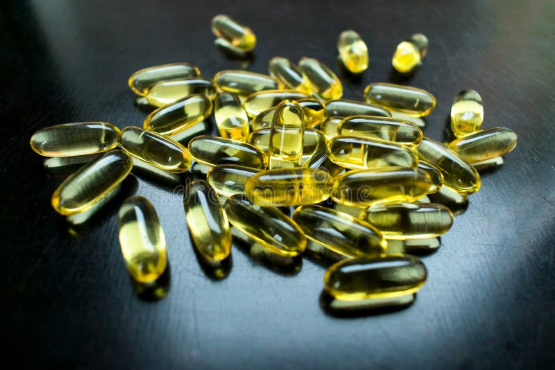 Έλαιο ήπατος Omega- 3 cod σε καψάκια γέλης σε μαύρο φόντο στοκ εικόνες με δικαίωμα ελεύθερης χρήσης Έλαιο ήπατος Omega- 3 cod σε καψάκια γέλης σε μαύρο φόντο στοκ εικόνες με δικαίωμα ελεύθερης χρήσης