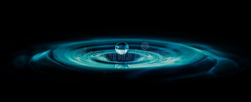 Έλλειψη νερού - χαμηλοί πόροι H2O - κάθε πτώση των αριθμήσεων νερού - νερό αποταμίευσης - πτώση νερού στον ωκεανό στοκ φωτογραφία