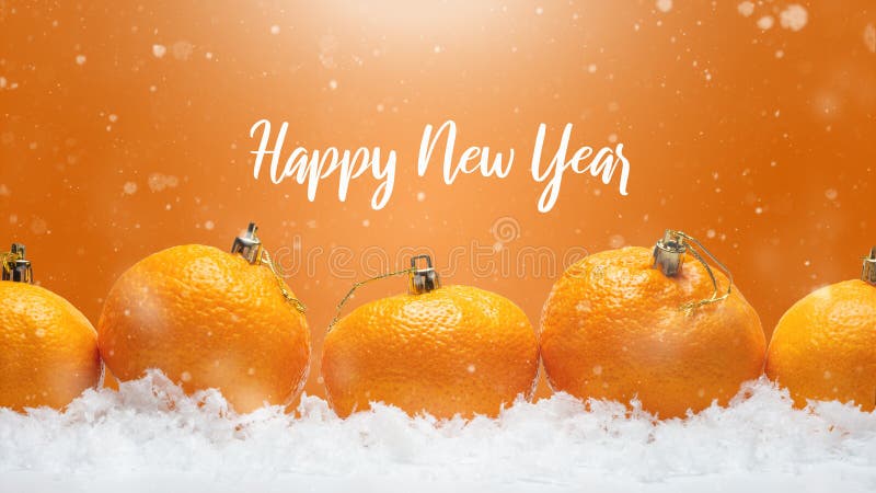 Έμβλημα με tangerines υπό μορφή διακοσμήσεων Χριστουγέννων στο χιόνι, με το μειωμένο χιόνι Ευτυχής Χριστούγεννα ή καλή χρονιά, στοκ φωτογραφία με δικαίωμα ελεύθερης χρήσης Έμβλημα με tangerines υπό μορφή διακοσμήσεων Χριστουγέννων στο χιόνι, με το μειωμένο χιόνι Ευτυχής Χριστούγεννα ή καλή χρονιά, στοκ φωτογραφία με δικαίωμα ελεύθερης χρήσης