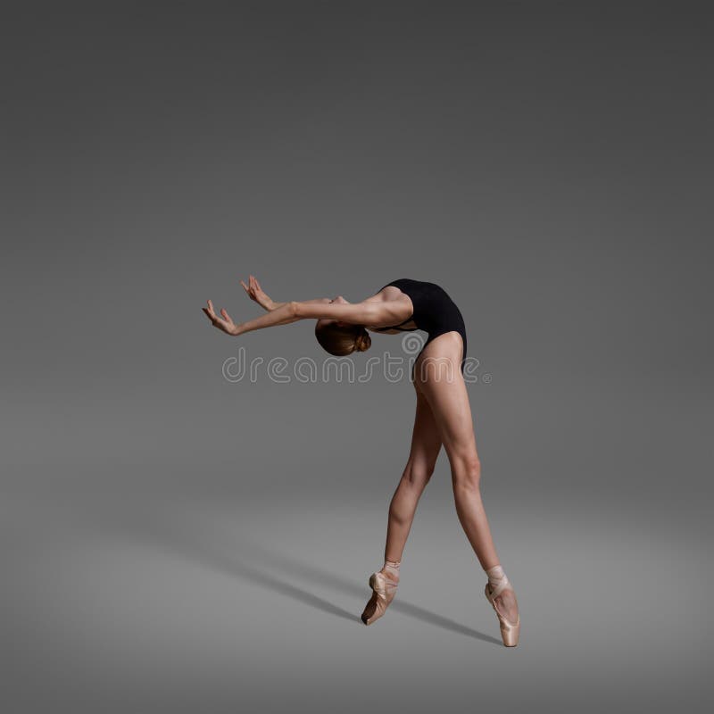 Ένα ballerina χορεύει στο στούντιο στοκ εικόνες Ένα ballerina χορεύει στο στούντιο στοκ εικόνες