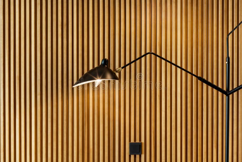 Ένα minimalistic στοιχείο φωτισμού στο εσωτερικό Λαμπτήρας φιαγμένος από μέταλλο στα πλαίσια του ξύλινου panelsÑŽ στοκ φωτογραφία με δικαίωμα ελεύθερης χρήσης Ένα minimalistic στοιχείο φωτισμού στο εσωτερικό Λαμπτήρας φιαγμένος από μέταλλο στα πλαίσια του ξύλινου panelsÑŽ στοκ φωτογραφία με δικαίωμα ελεύθερης χρήσης