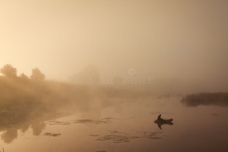 Ένα misty πρωί από τη λίμνη Μικρό αλιευτικό σκάφος στη λίμνη στοκ φωτογραφίες Ένα misty πρωί από τη λίμνη Μικρό αλιευτικό σκάφος στη λίμνη στοκ φωτογραφίες