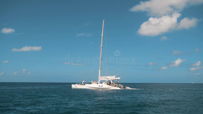 Ένα sailboat καταμαράν στον ορίζοντα στην όμορφη καραϊβική θάλασσα φιλμ μικρού μήκους