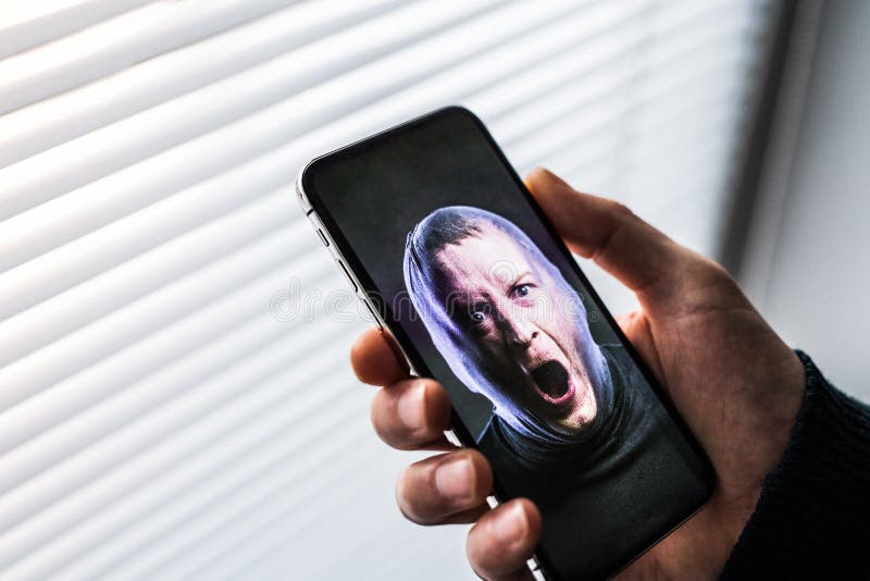 Ένα smartphone χρησιμοποιώντας το σύστημα αναγνώρισης ταυτότητας προσώπου στοκ φωτογραφία με δικαίωμα ελεύθερης χρήσης Ένα smartphone χρησιμοποιώντας το σύστημα αναγνώρισης ταυτότητας προσώπου στοκ φωτογραφία με δικαίωμα ελεύθερης χρήσης