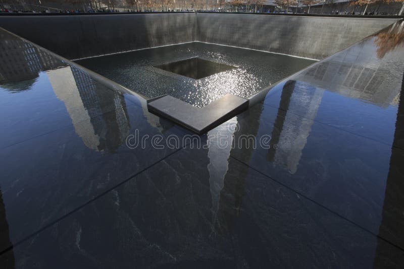 Ένα World Trade Center (1WTC), αντανακλάσεις Πύργων της Ελευθερίας και ίχνος WTC, εθνικό μνημείο στις 11 Σεπτεμβρίου, πόλη της Νέ στοκ εικόνες με δικαίωμα ελεύθερης χρήσης Ένα World Trade Center (1WTC), αντανακλάσεις Πύργων της Ελευθερίας και ίχνος WTC, εθνικό μνημείο στις 11 Σεπτεμβρίου, πόλη της Νέ στοκ εικόνες με δικαίωμα ελεύθερης χρήσης