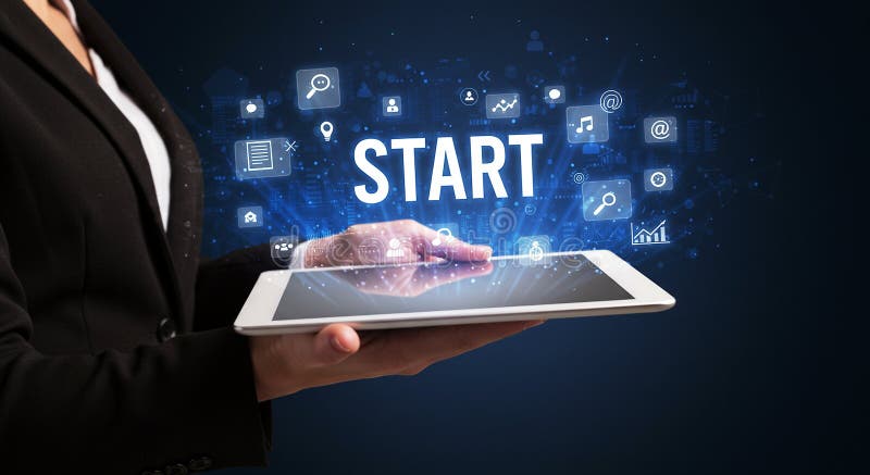 Ένα άτομο κρατά ένα tablet που εμφανίζει τη λέξη START με κινούμενα ψηφιακά εικονίδια απεικόνιση αποθεμάτων