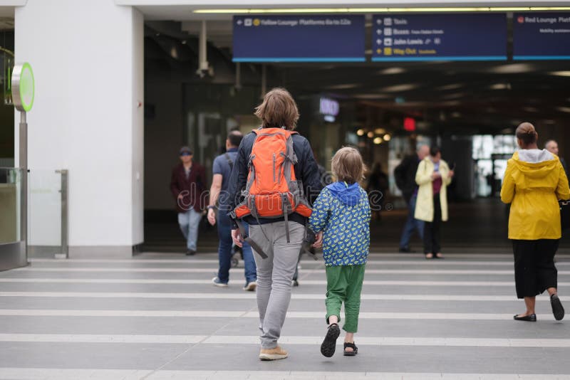 Ένα άτομο με ένα παιδί πηγαίνει στο σιδηροδρομικό σταθμό στοκ εικόνες