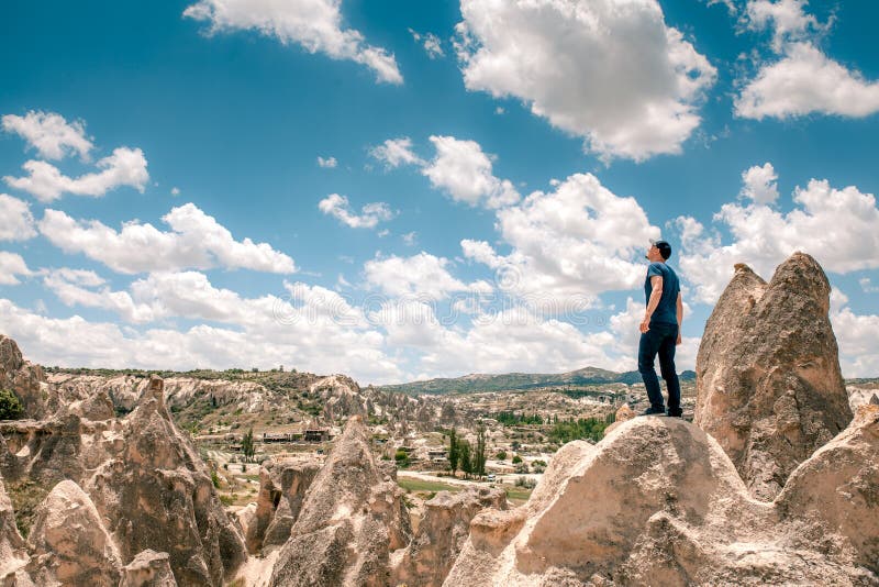 Ένα άτομο στην κορυφή ενός λόφου σε Cappadocia στην Τουρκία ανατρέχει στα καταπληκτικά σύννεφα Ταξίδι, επιτυχία, ελευθερία, επίτε στοκ φωτογραφίες Ένα άτομο στην κορυφή ενός λόφου σε Cappadocia στην Τουρκία ανατρέχει στα καταπληκτικά σύννεφα Ταξίδι, επιτυχία, ελευθερία, επίτε στοκ φωτογραφίες