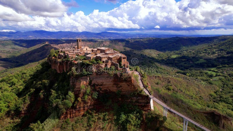 ένα από τα πιο όμορφα ιταλικά χωριά etruscan aerial drone view civita di bagnoregio απόθεμα βίντεο