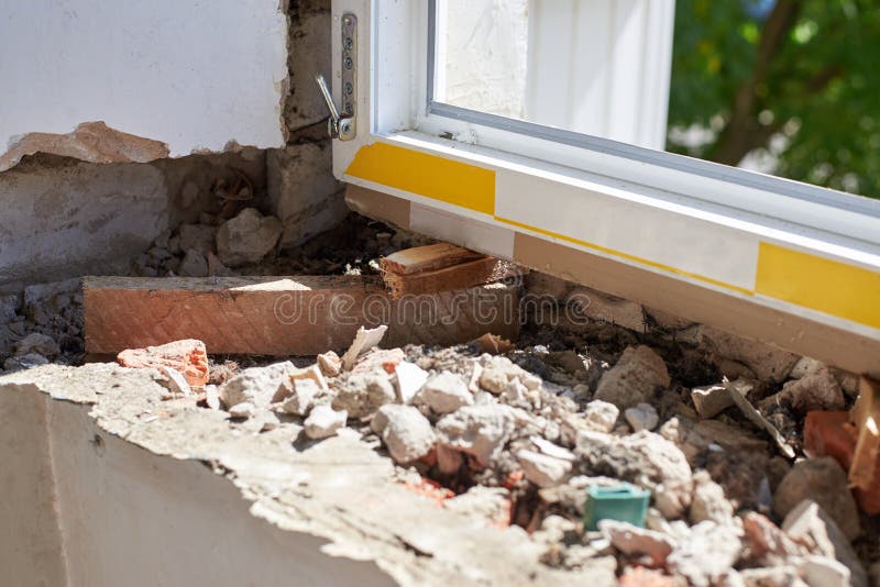 Ένα από τα στάδια της εγκατάστασης ενός πλαστικού παραθύρου, εργασίες επισκευής στοκ φωτογραφία με δικαίωμα ελεύθερης χρήσης Ένα από τα στάδια της εγκατάστασης ενός πλαστικού παραθύρου, εργασίες επισκευής στοκ φωτογραφία με δικαίωμα ελεύθερης χρήσης