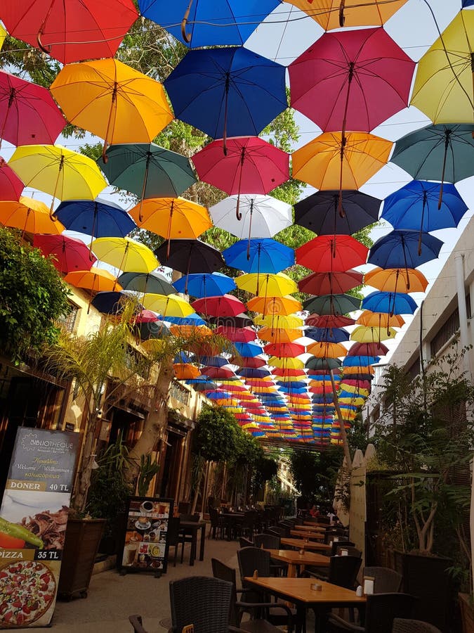 Ένα από τα όμορφα εστιατόρια στο νησί της Κύπρου, με μια θαυμάσια άποψη: κάλυψη ομπρελών Ομπρέλες στοκ εικόνες Ένα από τα όμορφα εστιατόρια στο νησί της Κύπρου, με μια θαυμάσια άποψη: κάλυψη ομπρελών Ομπρέλες στοκ εικόνες