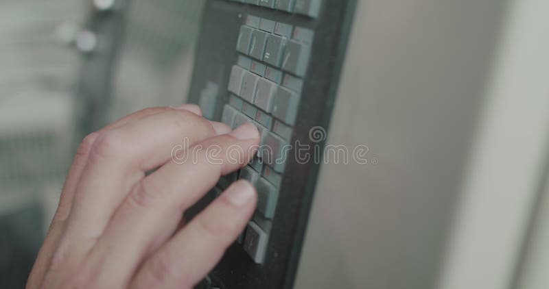 ένα αρσενικό χέρι πιέζει τα κουμπιά του πίνακα ελέγχου κατά τη διάρκεια μιας εργοστασιακής ροής εργασίας απόθεμα βίντεο