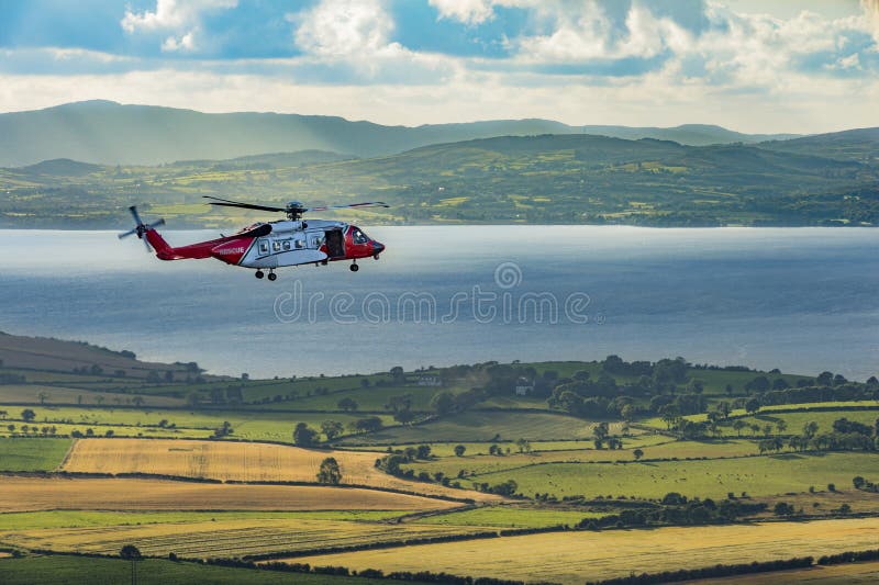 Ένα ελικόπτερο διάσωσης σε ένα Grianan Aileach, κοβάλτιο Donegal στοκ φωτογραφία με δικαίωμα ελεύθερης χρήσης Ένα ελικόπτερο διάσωσης σε ένα Grianan Aileach, κοβάλτιο Donegal στοκ φωτογραφία με δικαίωμα ελεύθερης χρήσης