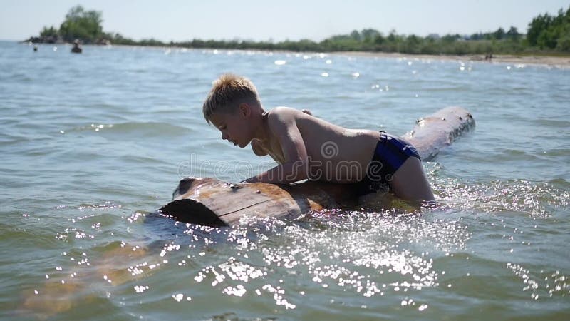 Ένα ευτυχές παιδί κολυμπά στη θάλασσα Διασκέδαση και παιχνίδια υπαίθρια