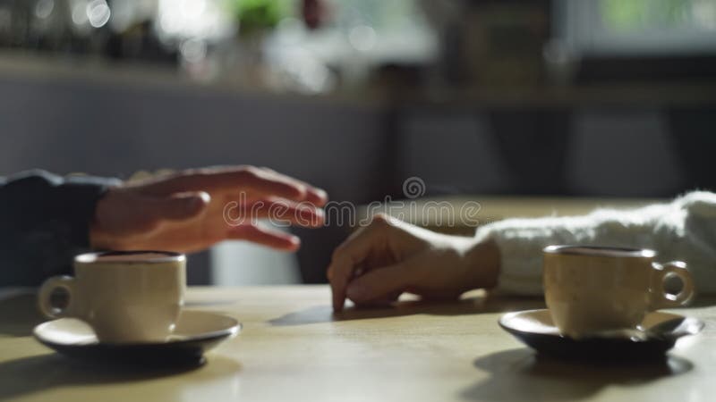 ένα ευτυχισμένο νεαρό ζευγάρι σε ραντεβού σε καφετέρια.