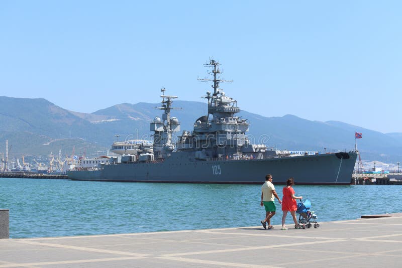Ένα ζεύγος με ένα παιδί στο υπόβαθρο του σοβιετικού ταχύπλοου σκάφους Mikhail Kutuzov πυροβολικού στο Νοβορωσίσκ στοκ εικόνες Ένα ζεύγος με ένα παιδί στο υπόβαθρο του σοβιετικού ταχύπλοου σκάφους Mikhail Kutuzov πυροβολικού στο Νοβορωσίσκ στοκ εικόνες
