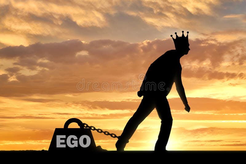 Ένα μεγάλο βάρος υπό μορφή εγώ αλυσοδένεται στο πόδι ενός εγωιστικού και ναρκισσιστικού ατόμου με μια κορώνα στο κεφάλι του στοκ φωτογραφία με δικαίωμα ελεύθερης χρήσης Ένα μεγάλο βάρος υπό μορφή εγώ αλυσοδένεται στο πόδι ενός εγωιστικού και ναρκισσιστικού ατόμου με μια κορώνα στο κεφάλι του στοκ φωτογραφία με δικαίωμα ελεύθερης χρήσης