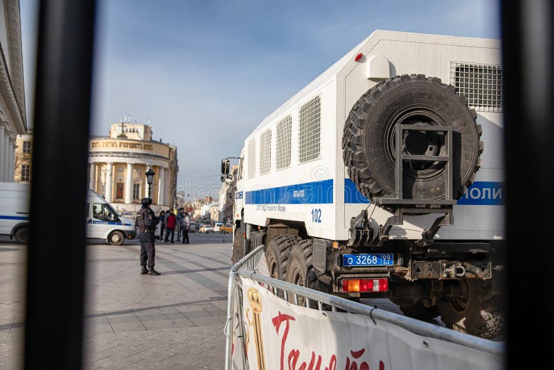 Ένα μεγάλο φορτηγό της αστυνομίας με μπαρ στα Windows στέκεται στο δρόμο στο κέντρο της πόλης στοκ εικόνα Ένα μεγάλο φορτηγό της αστυνομίας με μπαρ στα Windows στέκεται στο δρόμο στο κέντρο της πόλης στοκ εικόνα