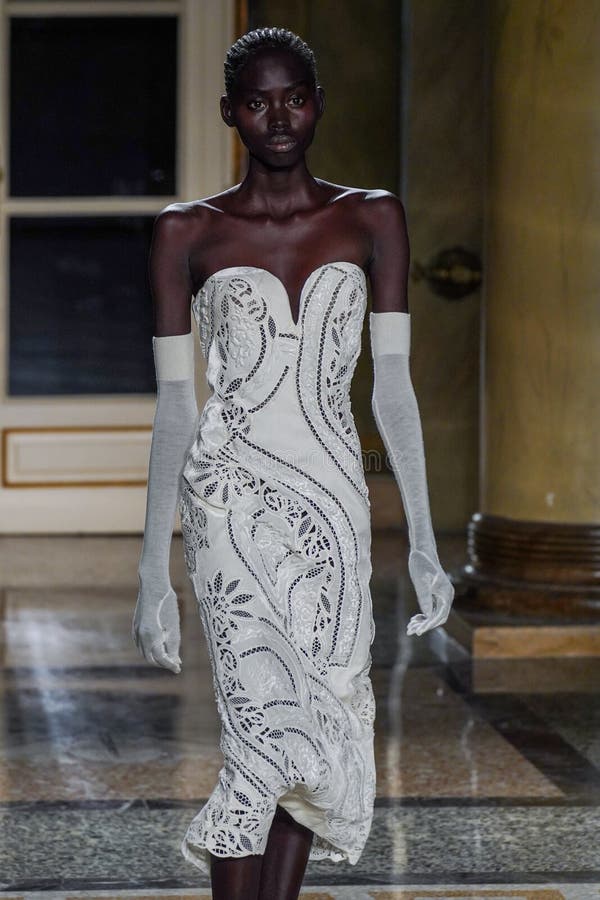 ένα μοντέλο περπατά στον διάδρομο στην επίδειξη μόδας ermanno scervino