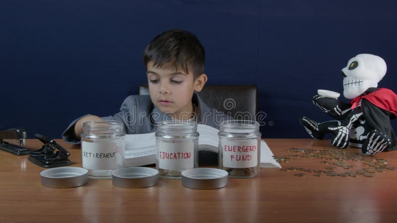 ένα παιδί με επιχειρηματικό κοστούμι διαβάζει οικονομικά βιβλία μαθαίνοντας για τον προϋπολογισμό απόθεμα βίντεο